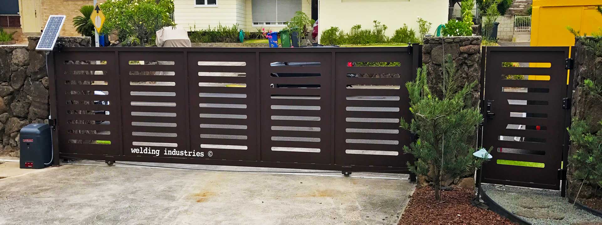 Slotted panels slide gate